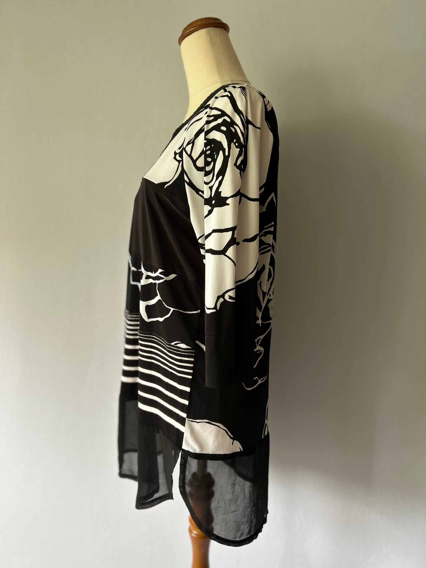 Monochrome Graphic Print Tunic – Made in NZ – Size 10