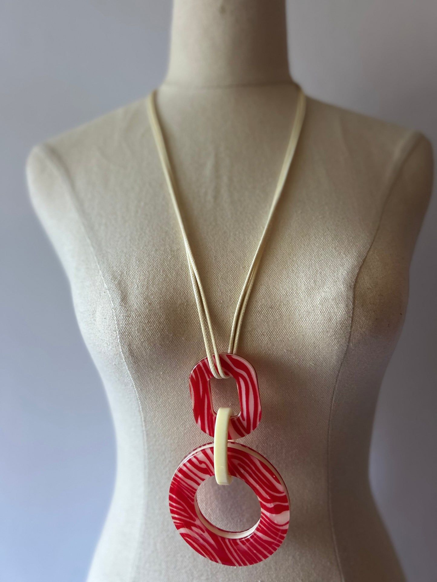 Maximalist Geometric Resin Link Pendant Necklace - Red & Cream