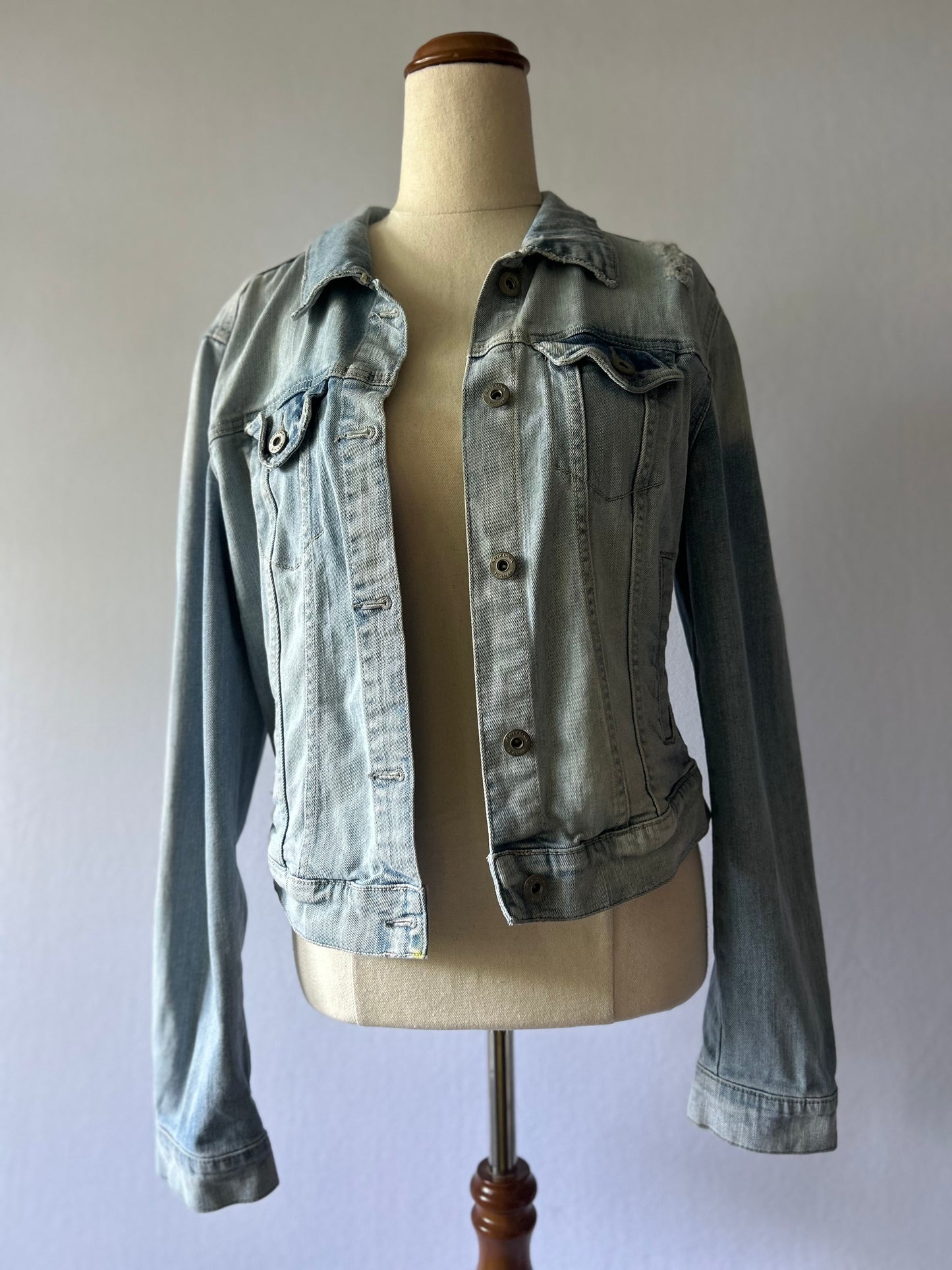 Classic Light Wash Fitted Denim Jacket - Size M