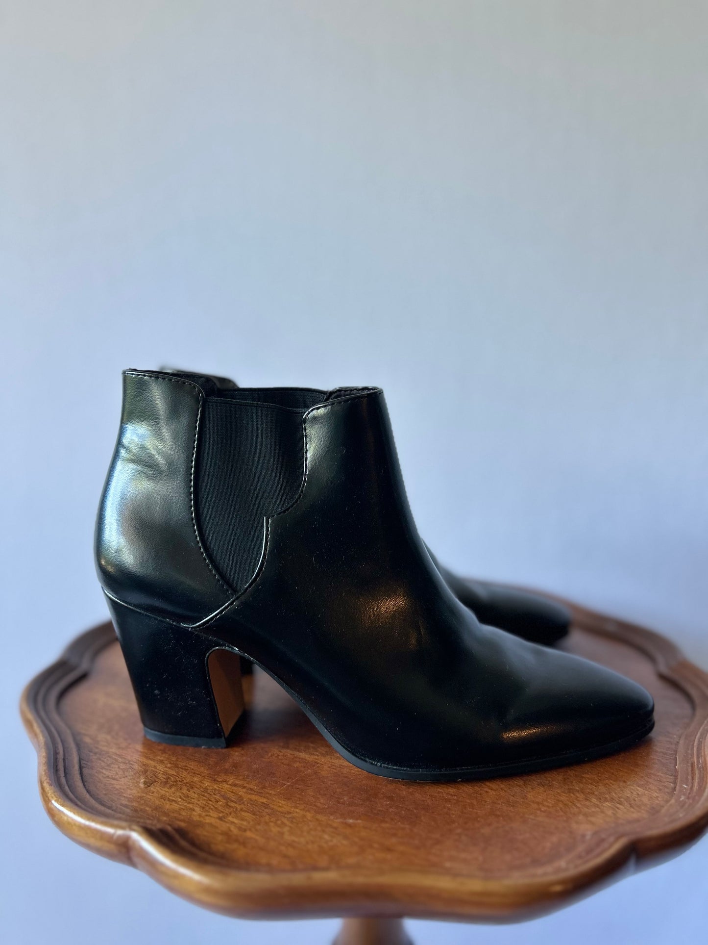 Classic Black Pointed-Toe Chelsea Boots - Size EUR 39
