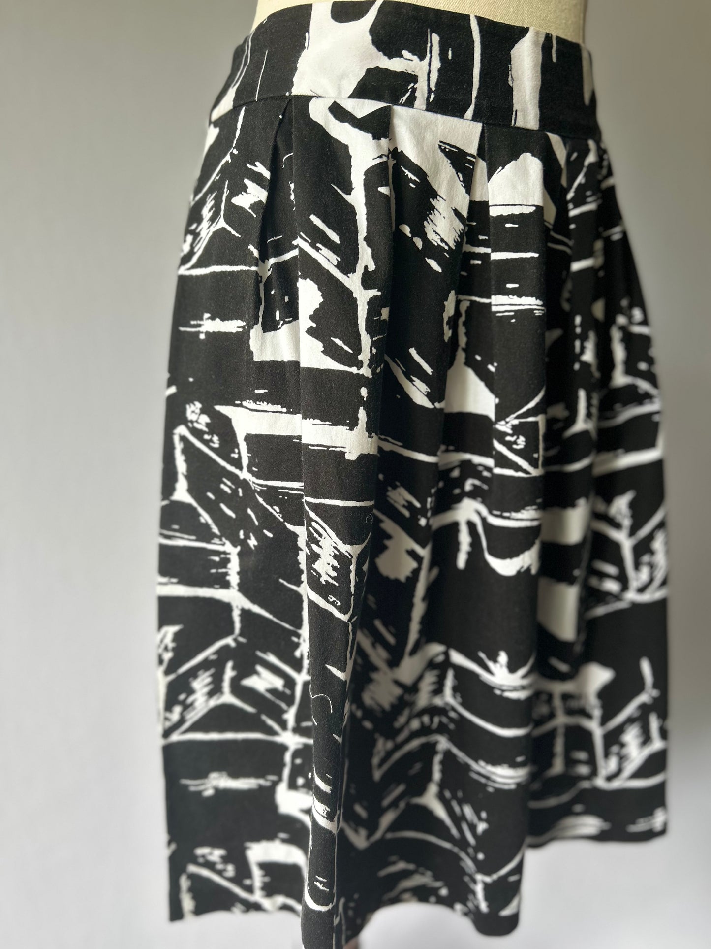 Black & White Abstract Print Skirt – Size 14