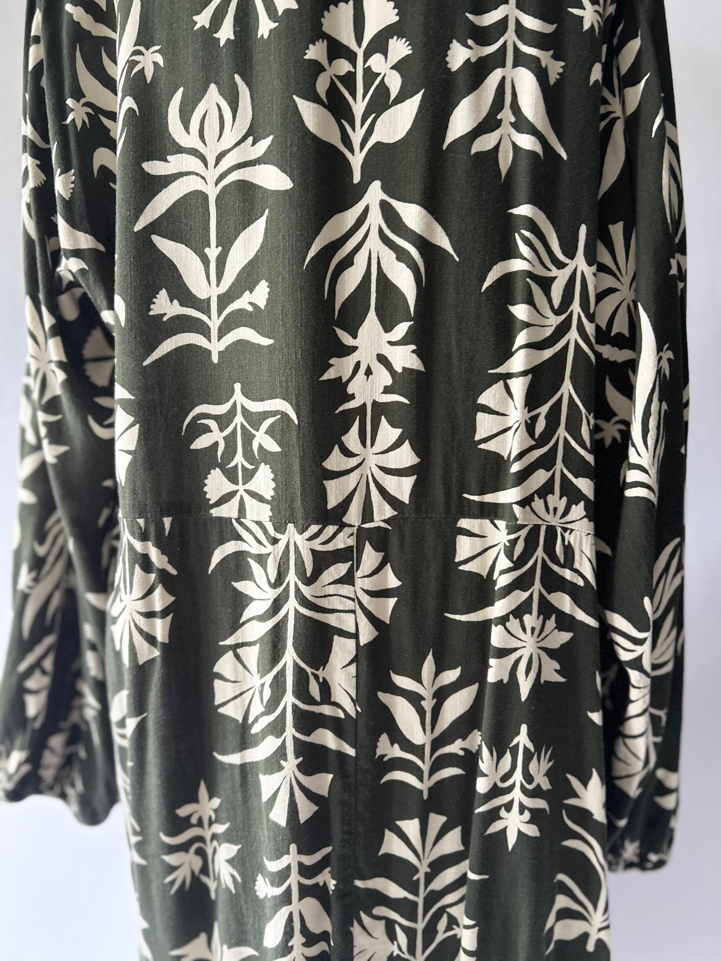 Maxi Green Dress with Beige Floral Details – Size XL